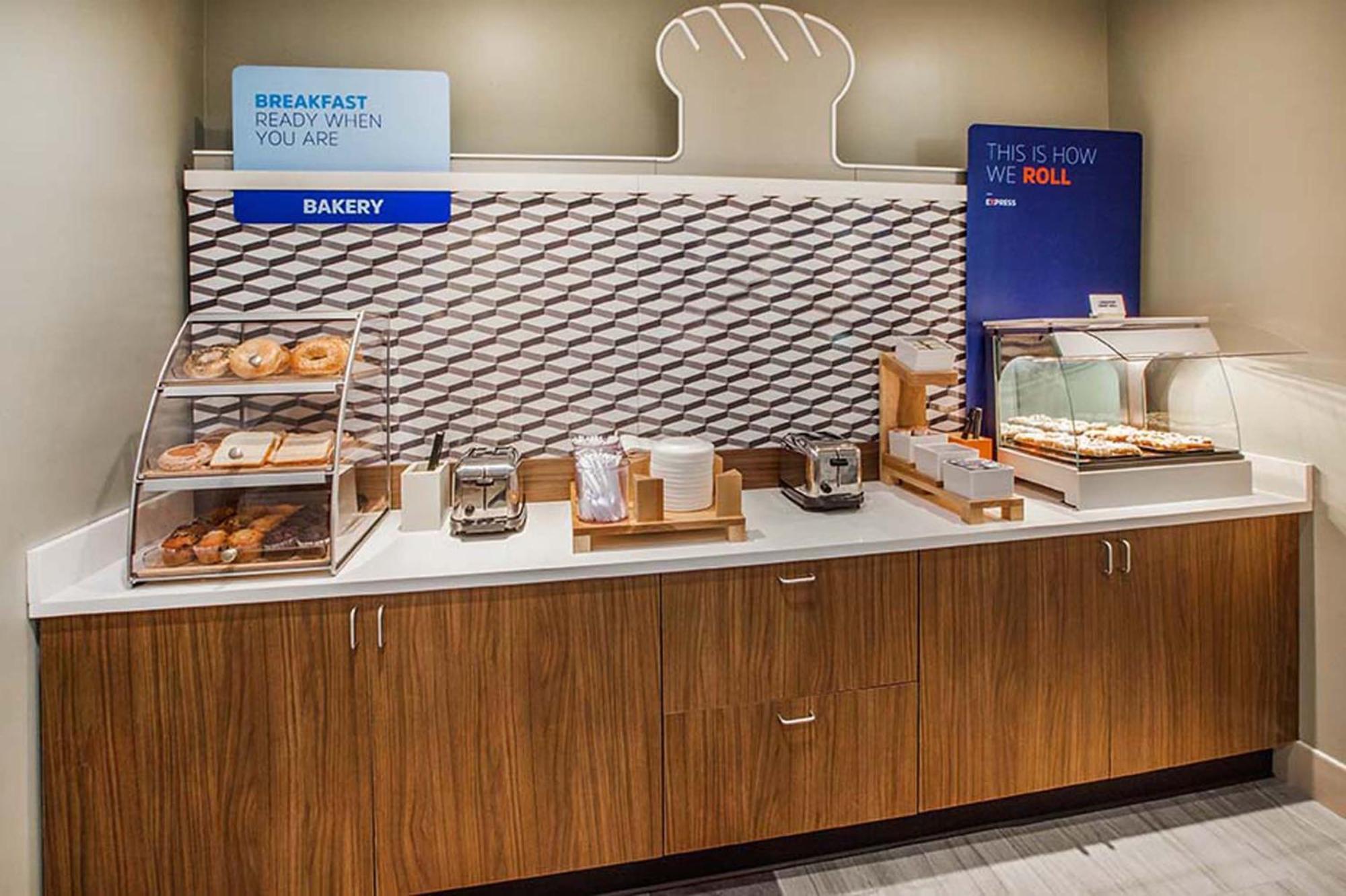 Holiday Inn Express Hotel & Suites Brattleboro By Ihg Экстерьер фото