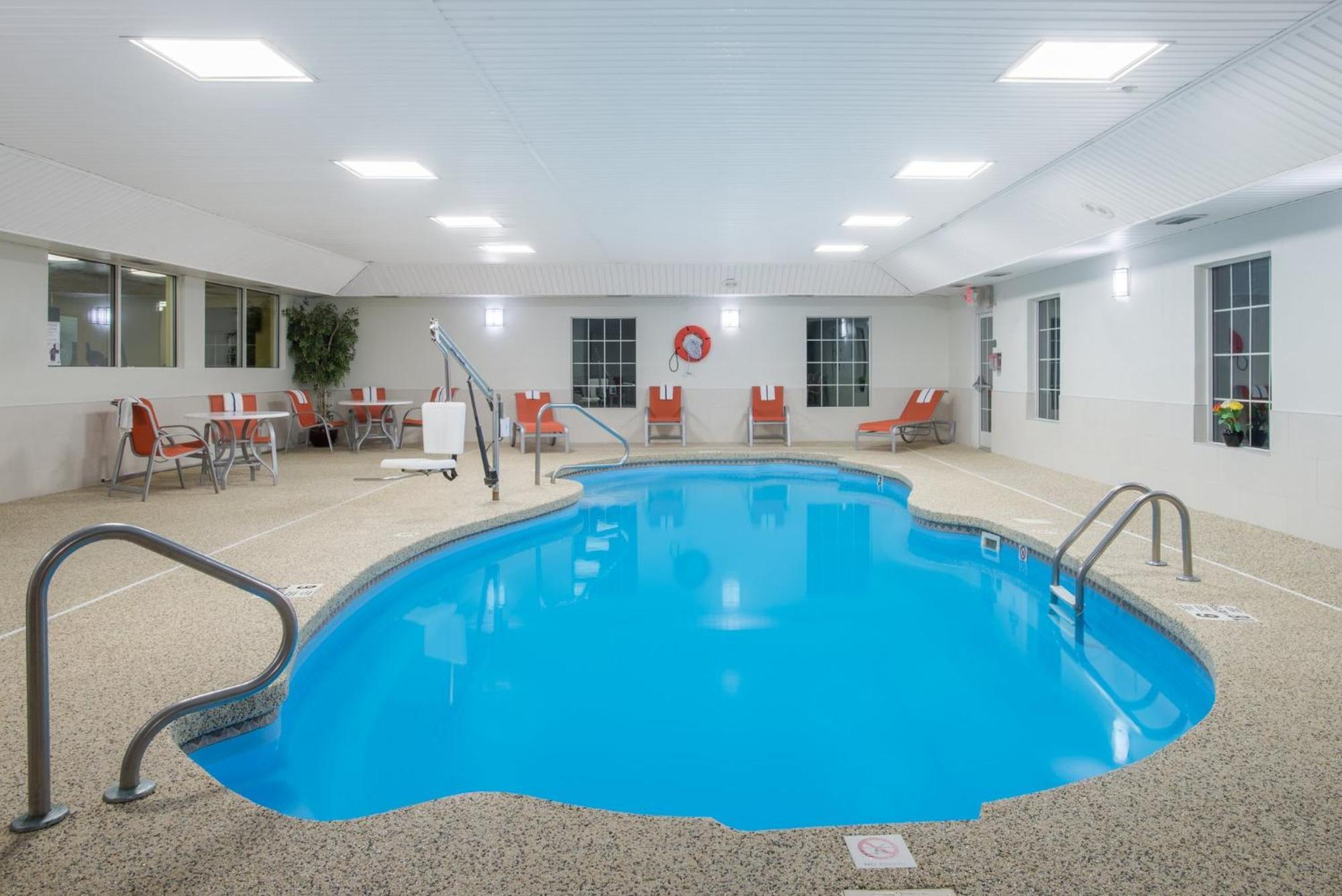Holiday Inn Express Hotel & Suites Brattleboro By Ihg Экстерьер фото