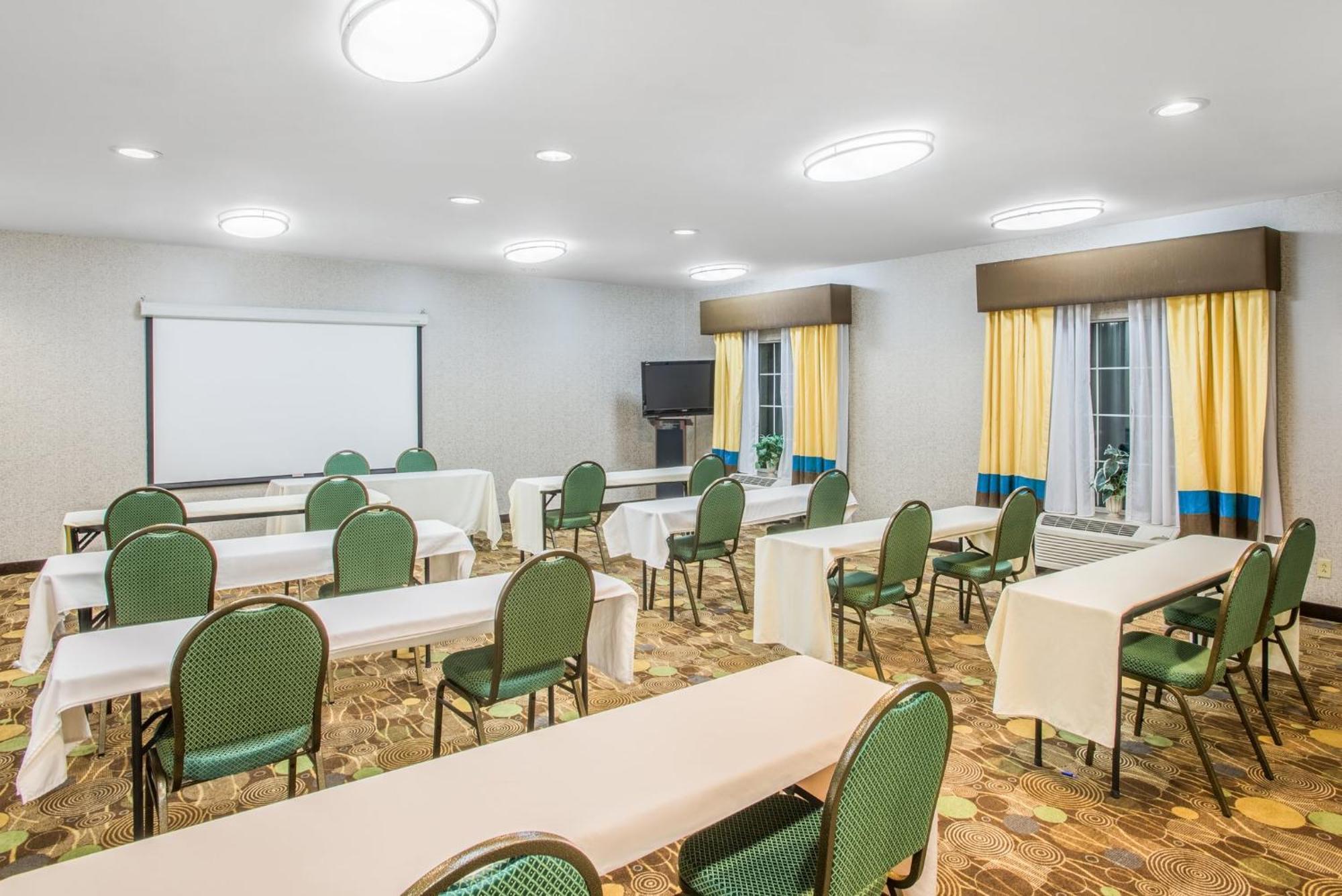 Holiday Inn Express Hotel & Suites Brattleboro By Ihg Экстерьер фото