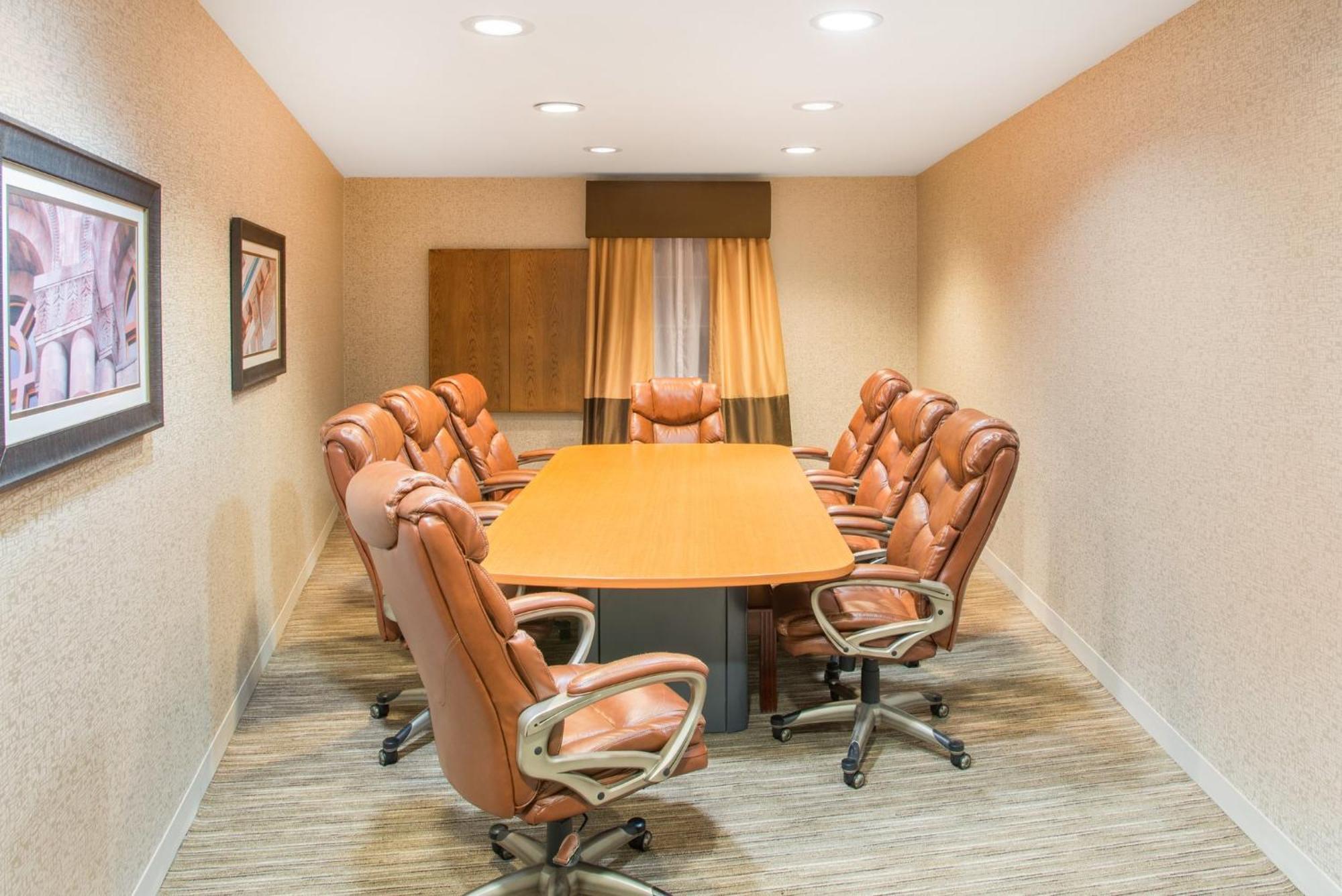 Holiday Inn Express Hotel & Suites Brattleboro By Ihg Экстерьер фото