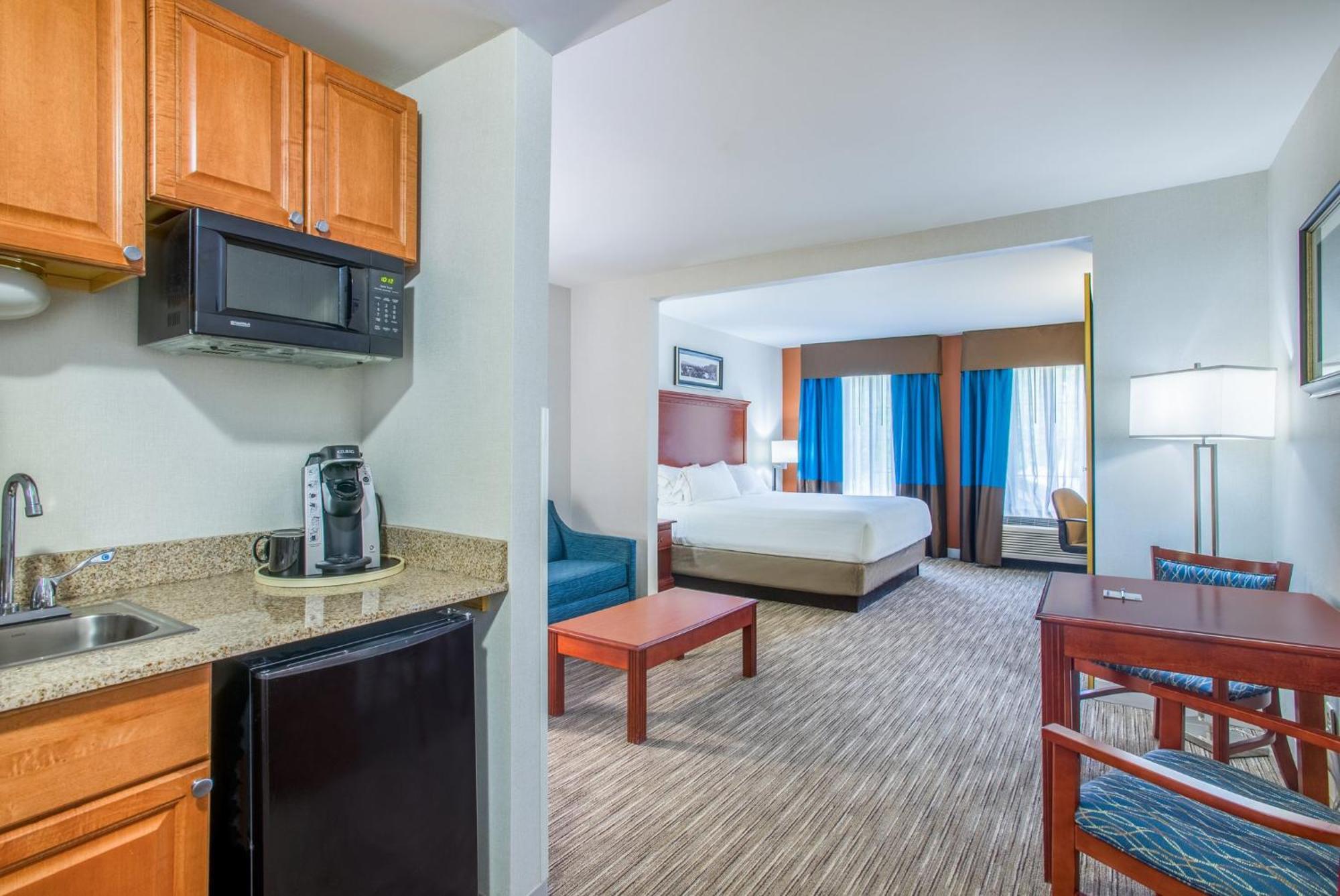 Holiday Inn Express Hotel & Suites Brattleboro By Ihg Экстерьер фото
