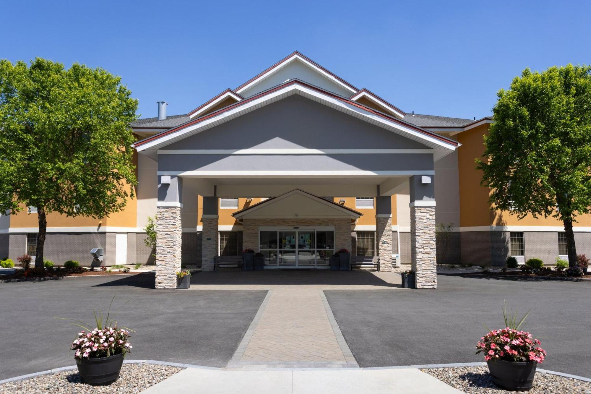 Holiday Inn Express Hotel & Suites Brattleboro By Ihg Экстерьер фото